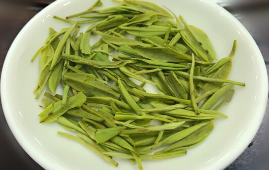 鹤峰茶条索紧细圆直,色泽翠绿显毫;汤色嫩绿明亮,香气清高持久,滋味鲜